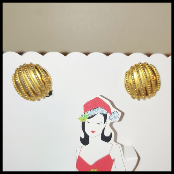 Vintage Gold Tone Clip on Earrings - Picture 2 of 3